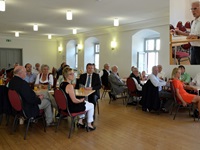 Dr. Wolfgang Kastner, 1. Vorsitzender des Förderkreises zum Erhalt der Hofwirtschaft, begrüßt die Gäste